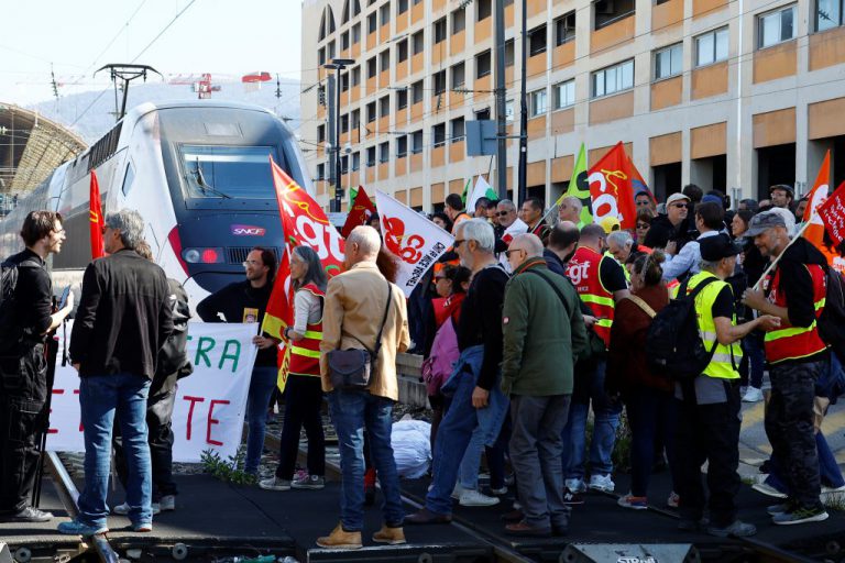 2023-03-22T104801Z_1_LYNXMPEJ2L0CQ_RTROPTP_4_FRANCE-PENSIONS-PROTESTS-1024×683