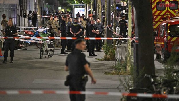 ManheldaftersoldierstabbedinParis-02