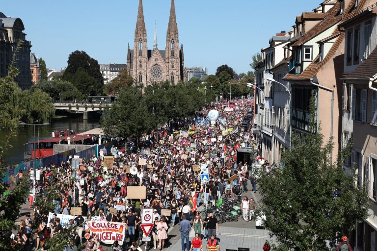 AFP__20250918__74YC9Z6__v2__HighRes__TopshotFrancePoliticsSocialProtest